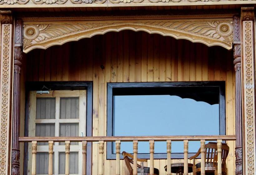 The Pahadi Organic Restaurant And Motel 10