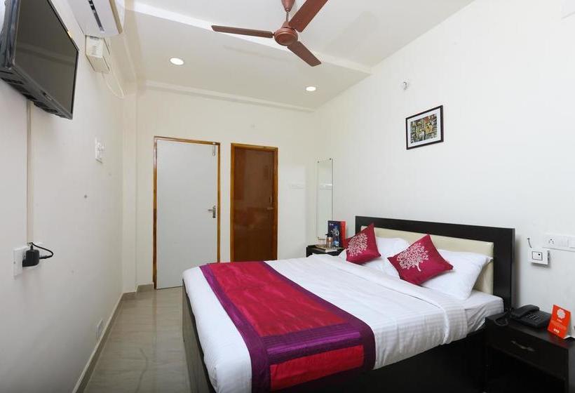 Hotel Oyo 10701 Moukthi Apartment 18