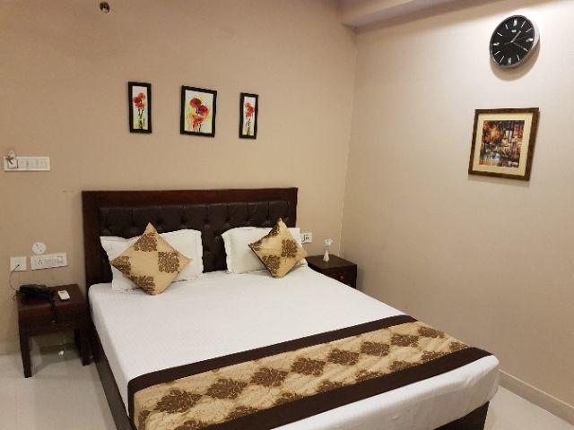 Hotel Travelers Lodge 1