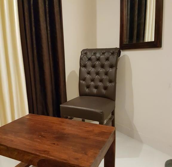 Hotel Travelers Lodge 5