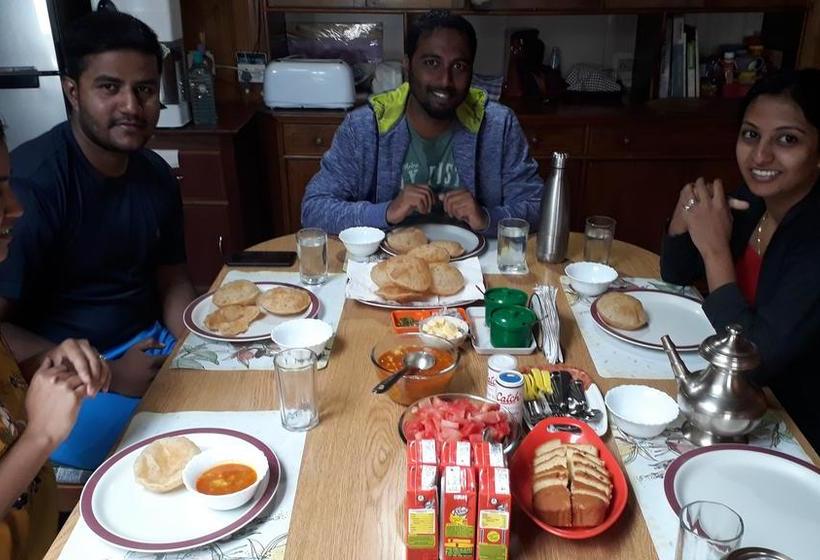 Bed and Breakfast Little Singamari Home Stay 4