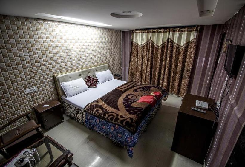 Hotel Holiday Plaza 13