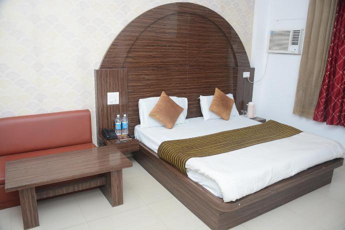 Hotel S In Holidays 12