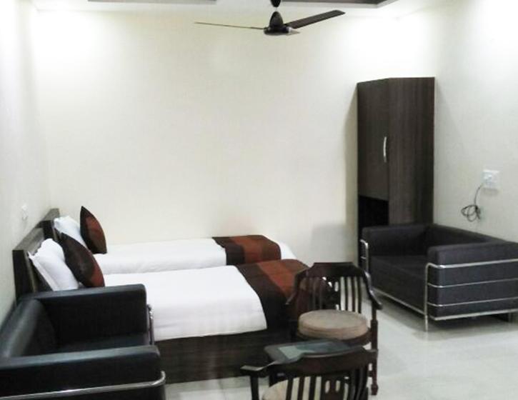 R.s Hotel & Restaurant 13