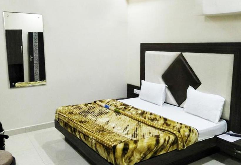 R.s Hotel & Restaurant 19