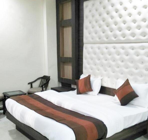 R.s Hotel & Restaurant 6