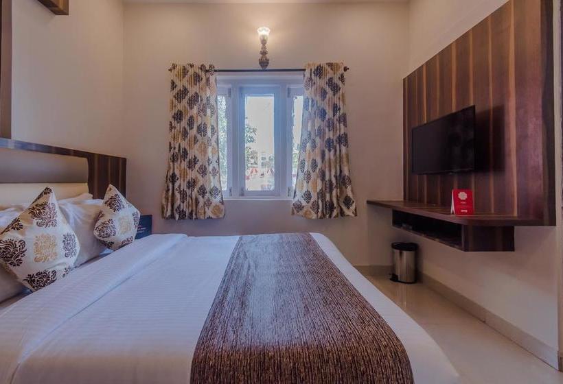 Oyo 10217 Hotel Golden Palms 1