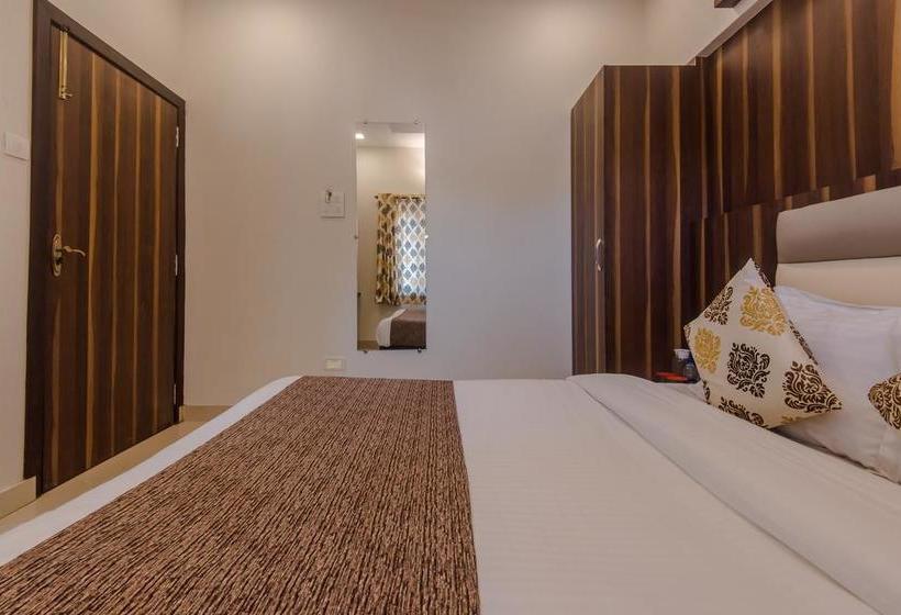 Oyo 10217 Hotel Golden Palms 12