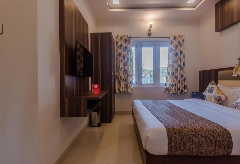 Oyo 10217 Hotel Golden Palms 4