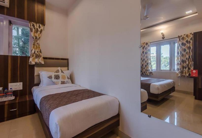 Oyo 10217 Hotel Golden Palms 9