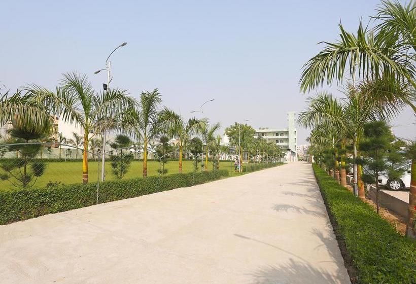 Oyo 10104 Radhika Resort 3