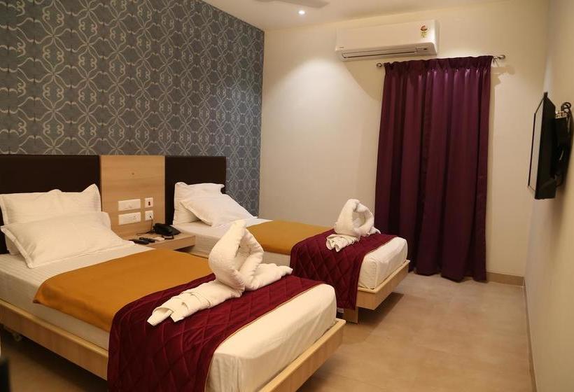 Hotel The Palm Residency 9