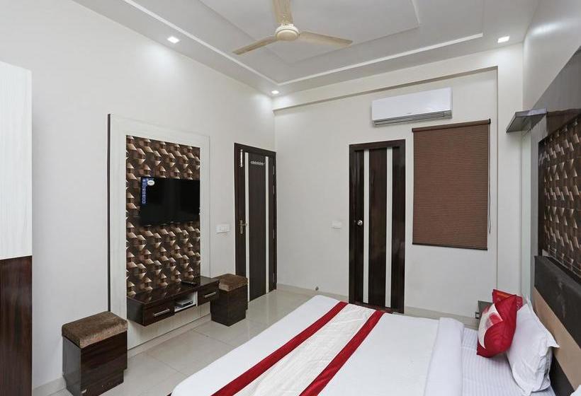 Hotel Oyo 13475 Kn Plaza 12