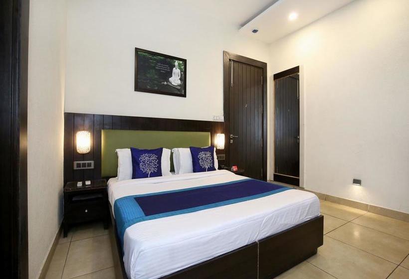 Hotel Oyo 9982 Near Bus Stand 16