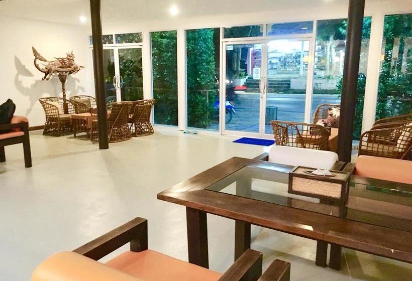 The Corner Transit Hostel 10