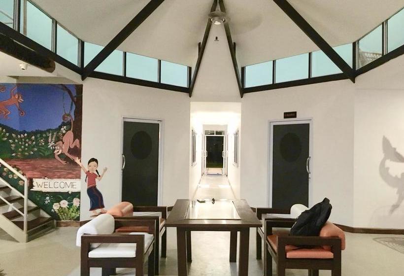 The Corner Transit Hostel 11