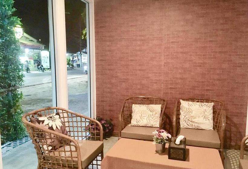 The Corner Transit Hostel 16