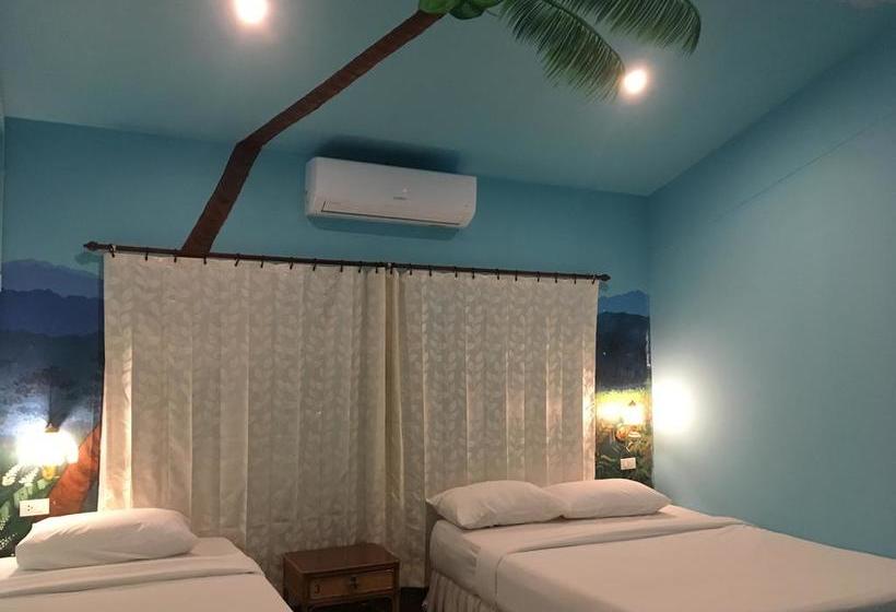 The Corner Transit Hostel 18