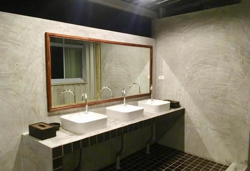 The Corner Transit Hostel 8