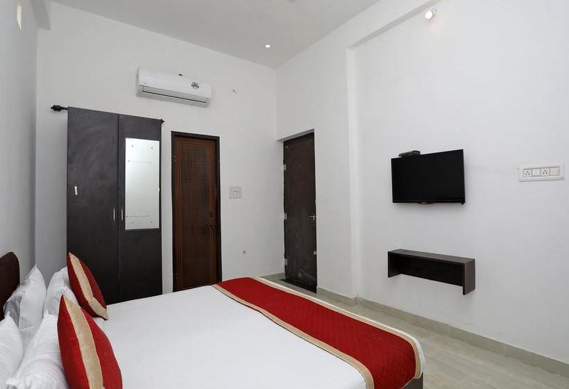 Hotel Oyo 10682 Blue Lotus 14