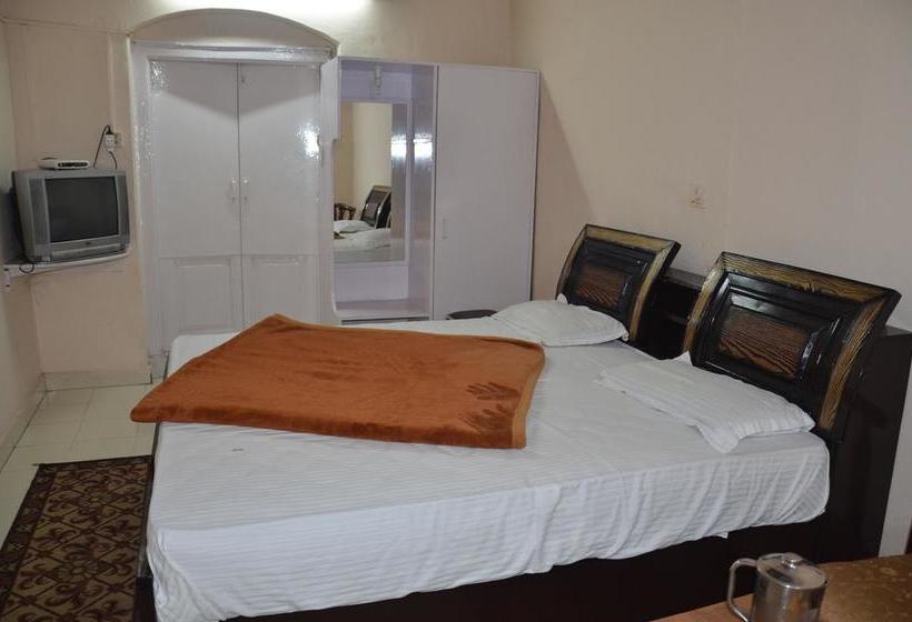 Hotel Whispering Windows 11