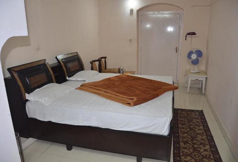 Hotel Whispering Windows 12