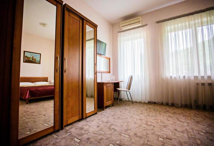 Hotel Utomlennye Solntsem 11