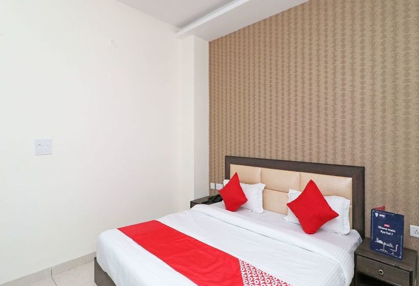 Oyo 12472 Hotel Galaxy 16