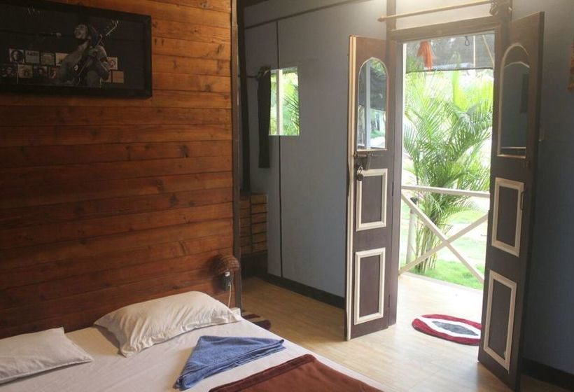 Boatys Beach Cottages 3