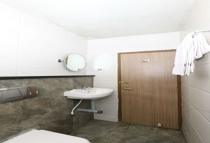 Hotel Oyo 4943 Near Bus Stand 17