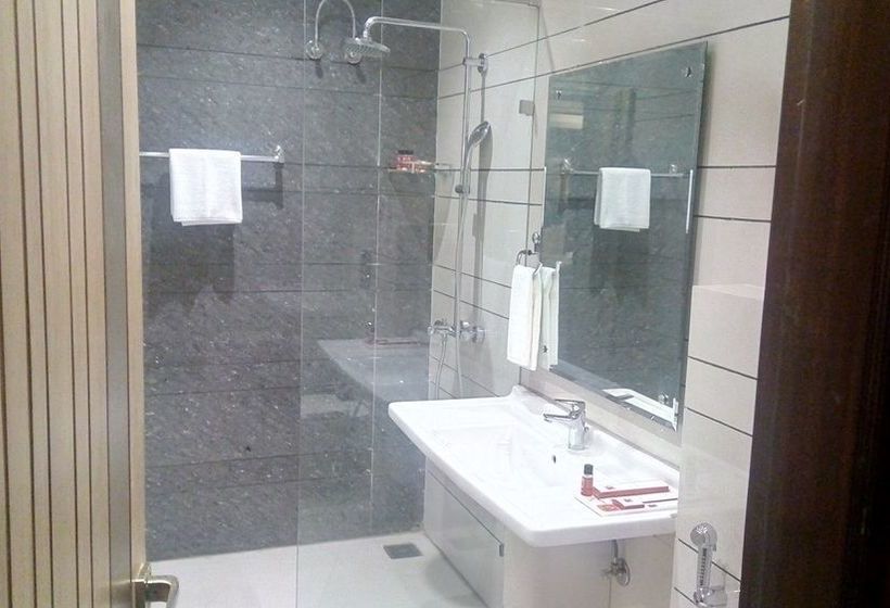 Hotel Clarks Inn Ambala 4