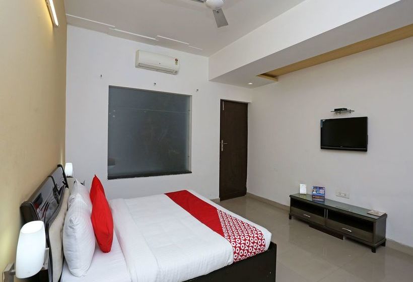 Hotel Oyo 13564 Near Prem Mandir 12