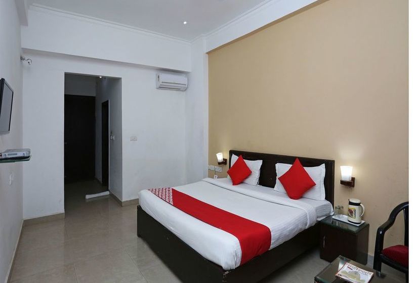 Hotel Oyo 13564 Near Prem Mandir 13