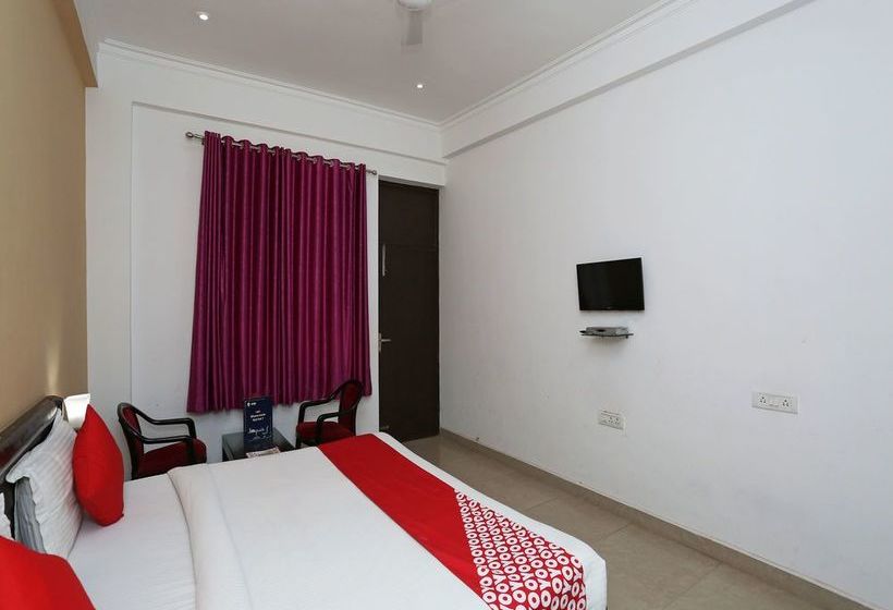 Hotel Oyo 13564 Near Prem Mandir 15