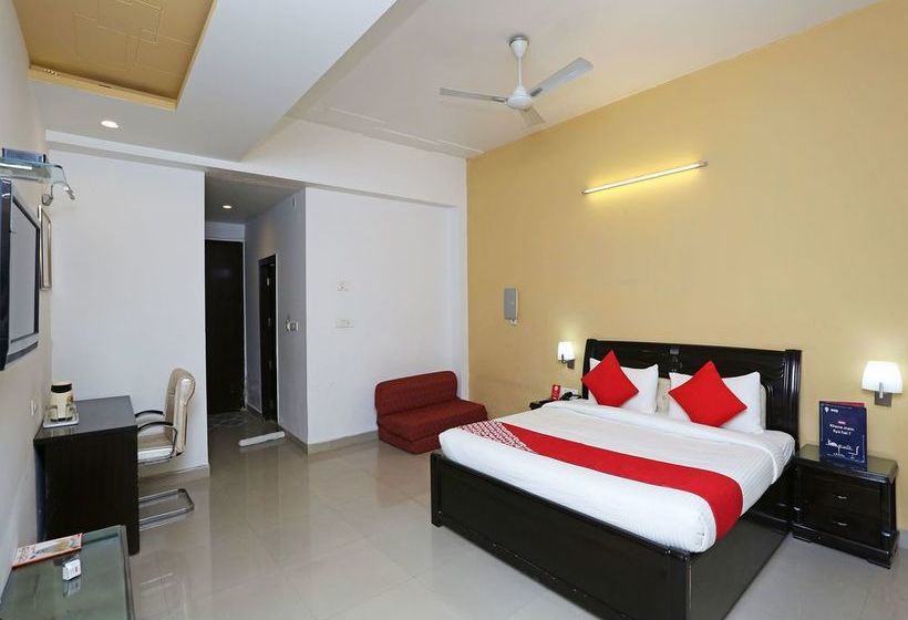 Hotel Oyo 13564 Near Prem Mandir 16