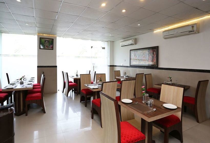 Hotel Oyo 13564 Near Prem Mandir 19