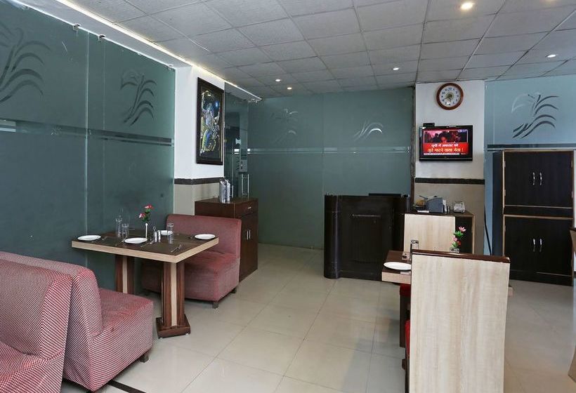 Hotel Oyo 13564 Near Prem Mandir 20