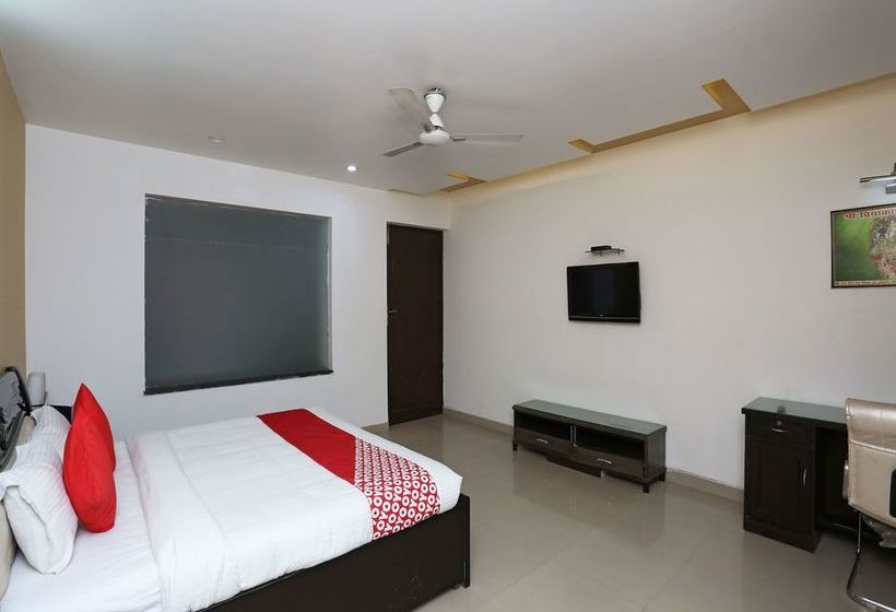 Hotel Oyo 13564 Near Prem Mandir 4