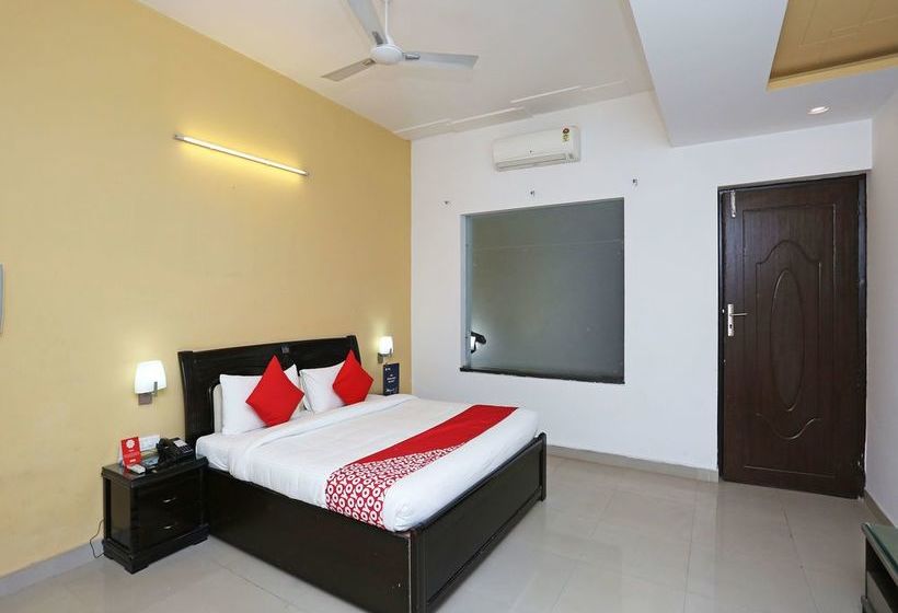 Hotel Oyo 13564 Near Prem Mandir 6