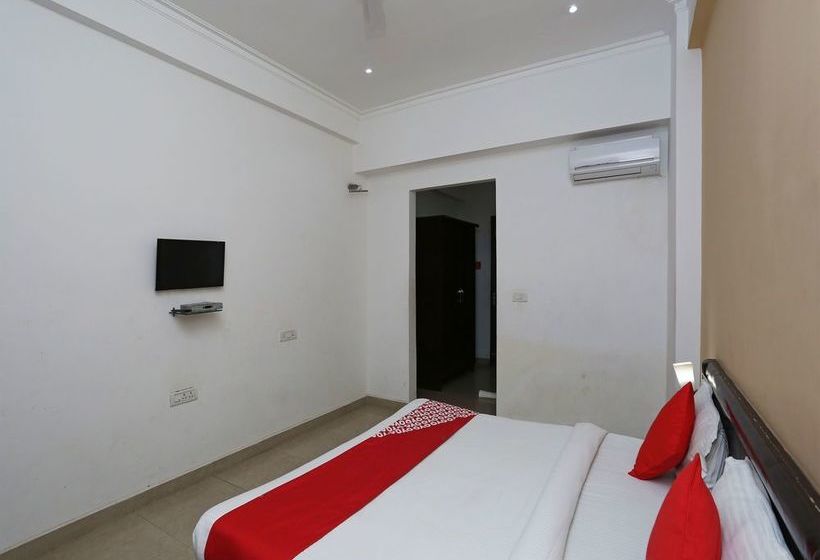 Hotel Oyo 13564 Near Prem Mandir 8