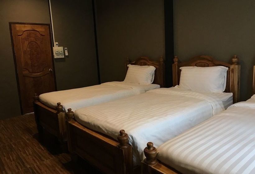 Bloom Cafe & Hostel 8