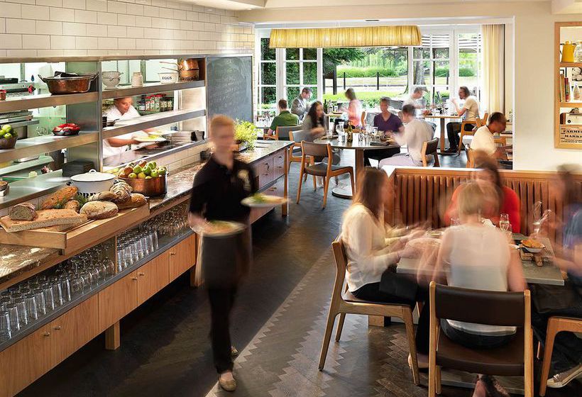 Hotel The Runnymede-on-Thames 12