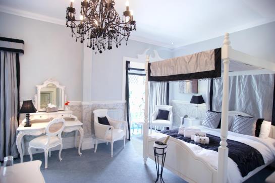Hotel Langtry Manor Love Nest of a King 1