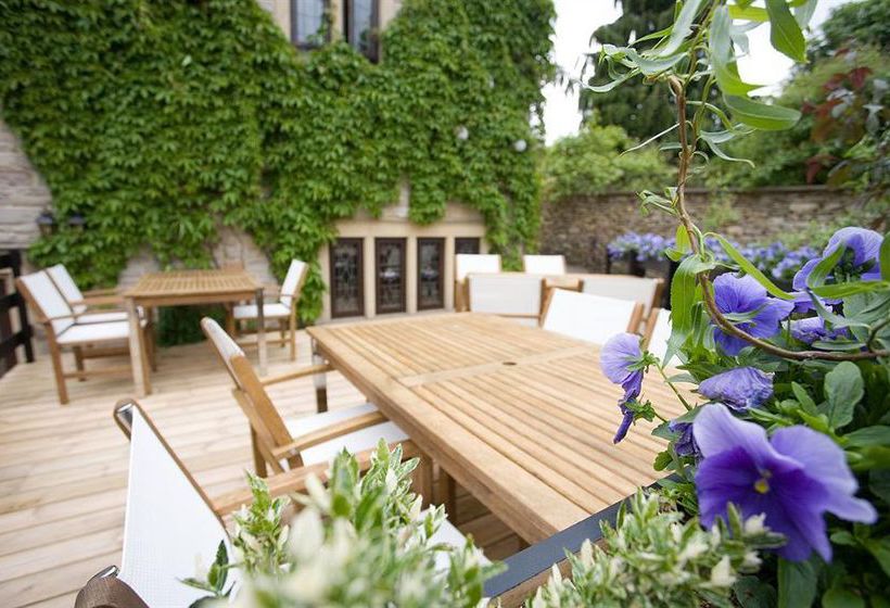 Crown & Cushion Hotel