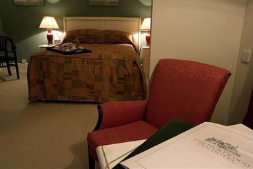 Hotel Hurtwood Inn 9