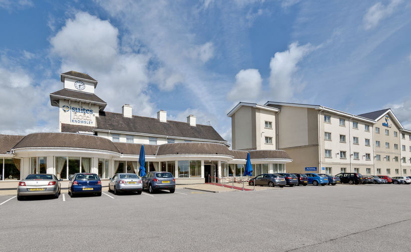 Suites Hotel Knowsley 3