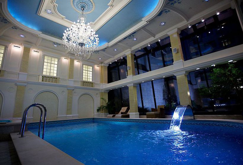 Queen's Court Hotel & Residence