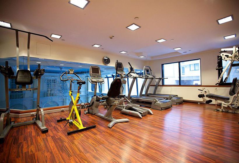 Queen's Court Hotel & Residence 1