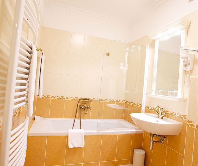 Queen's Court Hotel & Residence 10