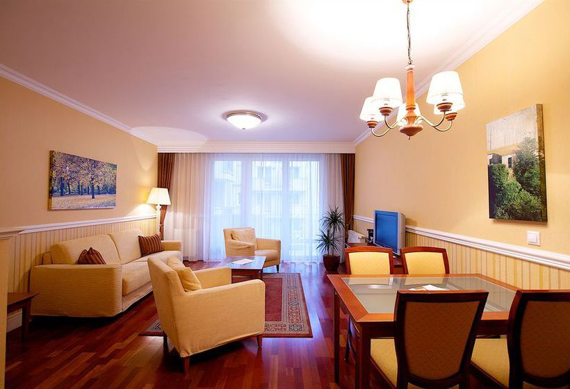 Queen's Court Hotel & Residence 11